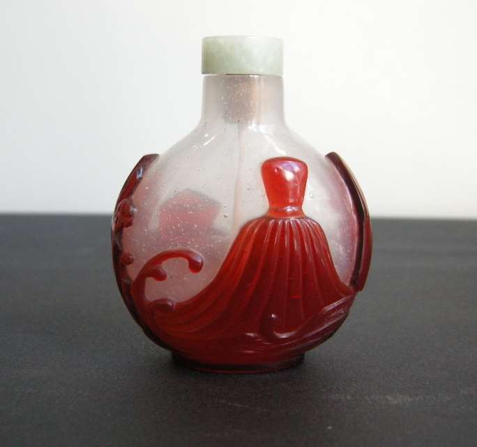 Snuff bottle overlay red on opalescent ground
